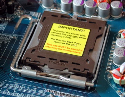 Разъем сокета LGA775 имеет защитную крышку, которую необходимо снять перед установкой процессора. 